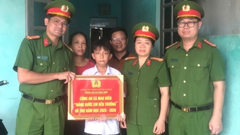 Công an xã Mao Điền nhận đỡ đầu 2 học sinh khó khăn