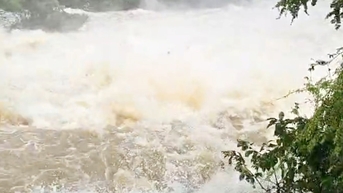 Nhiều hồ chứa thủy lợi tăng lưu lượng xả lũ