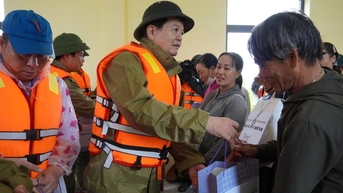 Phó Thủ tướng Mai Văn Chính thăm hỏi, động viên người dân vùng lũ Quảng Trị