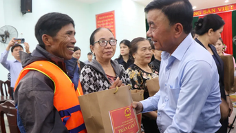 Thường trực Ban Bí thư Trần Cẩm Tú thăm, tặng quà người dân và bệnh nhân vùng lũ ở Huế