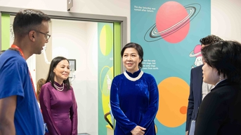 Phu nhân Tổng Bí thư thăm bệnh viện Nhi Evelina London