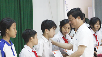 Tặng quà gia đình chính sách, cán bộ, chiến sĩ và học sinh vượt khó ở đặc khu Côn Đảo