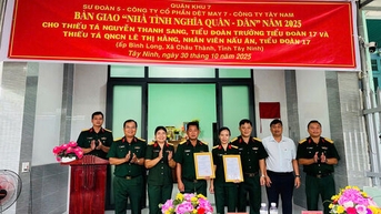 Bàn giao 2 căn nhà 'Tình nghĩa quân - dân'