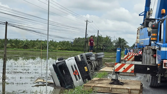 Vĩnh Long: Xe tải lật xuống ruộng, giao thông Quốc lộ 54 bị gián đoạn