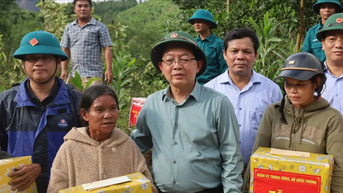 Phó Thủ tướng Hồ Quốc Dũng kiểm tra công tác khắc phục sạt lở, tặng quà người dân Quảng Ngãi