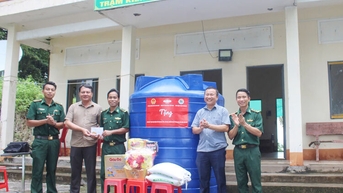 Thăm, tặng quà tại đảo Đồi Mồi - nơi chỉ có một hộ dân sinh sống