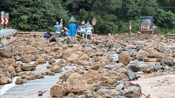 Đèo Lò Xo tiếp tục sạt lở, kẹt xe