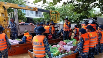 Quân đội mở kho lương cứu trợ người dân miền Trung trong cơn 'đại hồng thủy'