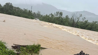 Mưa lớn khiến nhiều thôn ở Hà Tĩnh bị chia cắt