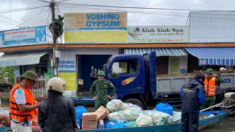 Hàng ngàn suất ăn, nhu yếu phẩm chắt chiu gửi về vùng ngập lụt, chia cắt