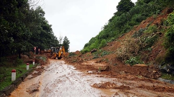 Nhiều điểm sạt lở núi nghiêm trọng, đường Hồ Chí Minh chưa thông tuyến