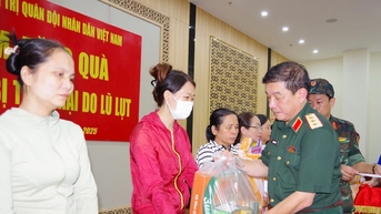 Thượng tướng Trương Thiên Tô, Phó Chủ nhiệm Tổng cục Chính trị tặng quà người dân vùng lũ Đại Lộc