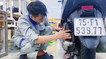 Sinh viên Đà Nẵng ra Huế sửa xe miễn phí cho bà con vùng lũ