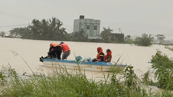 Các nhà mạng vượt nước xiết ‘cứu sóng’ trong lũ miền Trung