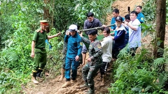 Nghẹt thở cuộc băng rừng, vượt sạt lở đưa sản phụ bị tiền sản giật đi mổ cấp cứu