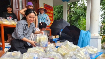 Những suất ăn miễn phí tiếp sức người dân vùng ngập lụt