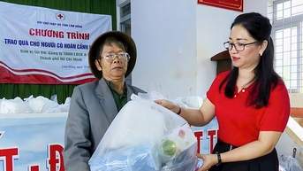 Trao 900 suất quà cho người dân khó khăn tỉnh Lâm Đồng