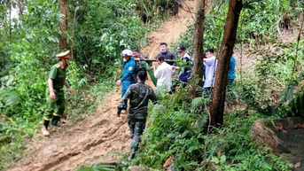 Quảng Ngãi: Khiêng võng, băng rừng đưa sản phụ nguy kịch đi cấp cứu