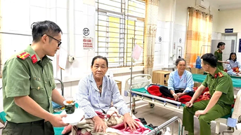 Công an xã Tân Lạc tặng gần 100 suất cơm miễn phí cho bệnh nhân