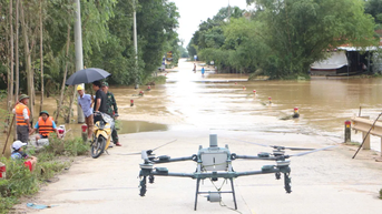 Sử dụng drone tiếp tế nhu yếu phẩm cho người dân vùng lũ Đà Nẵng