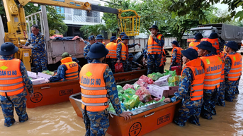 Lữ đoàn Công binh 83 và Chi đội Kiểm ngư số 3 hỗ trợ người dân vùng lũ Đà Nẵng