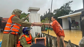 Trao gần 1.000 phần quà hỗ trợ người dân vùng lũ Phú Hồ bị cô lập