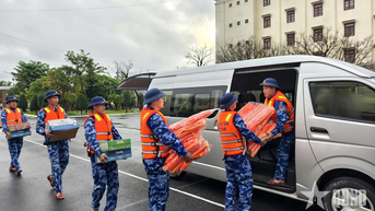 Bộ tư lệnh Vùng Cảnh sát biển 2 hỗ trợ nhân dân vùng lũ Đà Nẵng