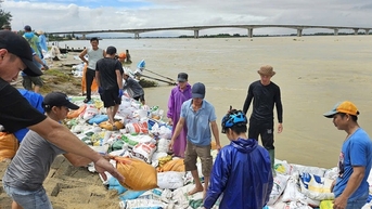 Hàng nghìn người 'vá kè' chống lũ lịch sử, cứu làng ở hạ lưu sông Thu Bồn