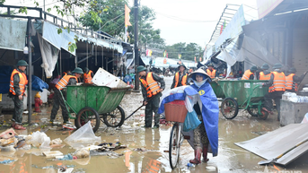 Huế: Chung sức cùng tiểu thương chợ Đông Ba khắc phục hậu quả mưa lũ