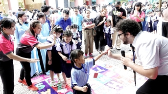 Tiếng Anh thành ngôn ngữ thứ hai trong trường học: Giáo viên là quan trọng nhất