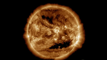 Chụp được ảnh 'nụ cười ma quái' của Mặt trời giống bí ngô dịp Halloween