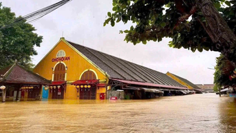 Miền Trung ngập dai dẳng, sạt lở rình rập