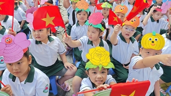 TP.HCM: Sẽ hỗ trợ tiền học kỹ năng sống, ngoại ngữ, bơi... cho học sinh yếu thế