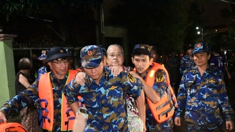 Lữ đoàn 681 Hải quân xuyên đêm cứu dân khỏi vùng ngập sâu ở ven sông Cà Ty