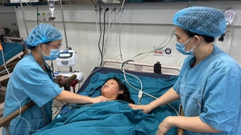Báo động đỏ toàn viện, mổ cấp cứu sản phụ bị sản giật phải băng rừng, vượt sạt lở