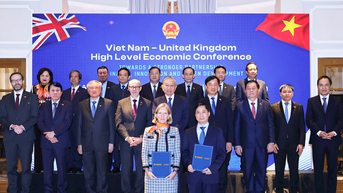 Tổng Bí thư Tô Lâm chứng kiến lễ trao văn kiện hợp tác giữa VNVC và GSK tại Anh