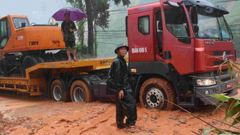 ទាហាន​សម្អាត​ផ្លូវ​ទាំង​ភ្លៀង និង​ទឹកជំនន់