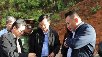 Chủ tịch UBND tỉnh Lâm Đồng Hồ Văn Mười kiểm tra tình hình sạt lở đèo D'Ran