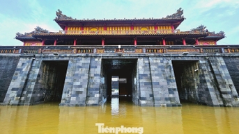 200 người dọn dẹp Di tích Cố đô Huế sau ngập