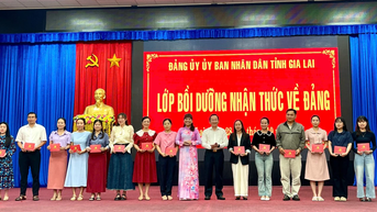 Gia Lai: Trao giấy chứng nhận hoàn thành lớp bồi dưỡng nhận thức về Đảng cho 115 học viên