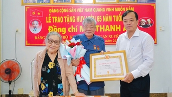 Lãnh đạo tỉnh Cà Mau trao Huy hiệu Đảng nhân dịp kỷ niệm Cách mạng Tháng Mười Nga (07/11)