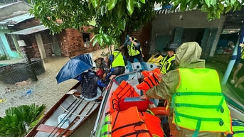 Những bàn tay chìa ra...