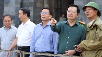 Phó Thủ tướng Mai Văn Chính kiểm tra công tác khắc phục mưa lũ tại khu vực Ngọ Môn - Đại Nội Huế