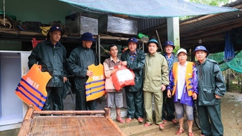 Vùng 3 Hải quân thăm hỏi, động viên nhân dân bị thiên tai