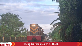 Thông tuyến đường sắt Bắc-Nam qua Huế sau nhiều ngày bị chia cắt bởi mưa lũ
