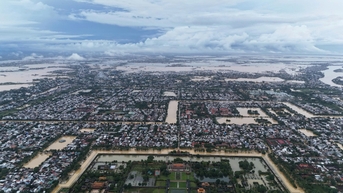 TP Huế hoang tàn, bị rác và bùn bủa vây sau trận 'đại hồng thuỷ'