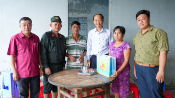 Thăm, tặng quà gia đình chính sách và người có công trên địa bàn xã Bình Hòa