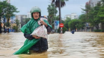 Hướng dẫn kỹ năng ứng phó thiên tai bằng hình thức gần gũi như tờ rơi ở chợ, diễn tập trong làng