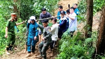 Khiêng võng băng rừng đưa sản phụ ở vùng sạt lở đi cấp cứu