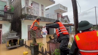 Những suất cơm nghĩa tình 'sưởi ấm' người dân vùng lũ